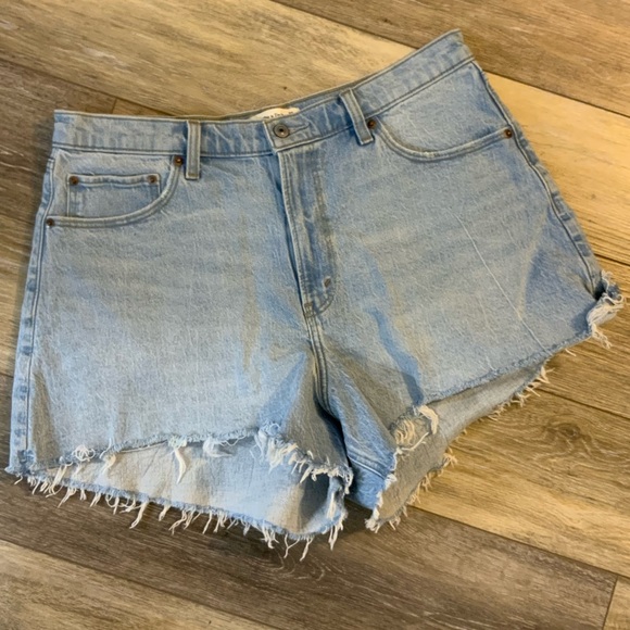 Abercrombie & Fitch Pants - Abercrombie & Fitch Baggy Low Rise Jean Shorts. Size 32.